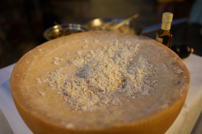 Il Viaggio del Re: Come il Parmigiano Reggiano ha Attraversato i Confini per Conquistare il Mondo